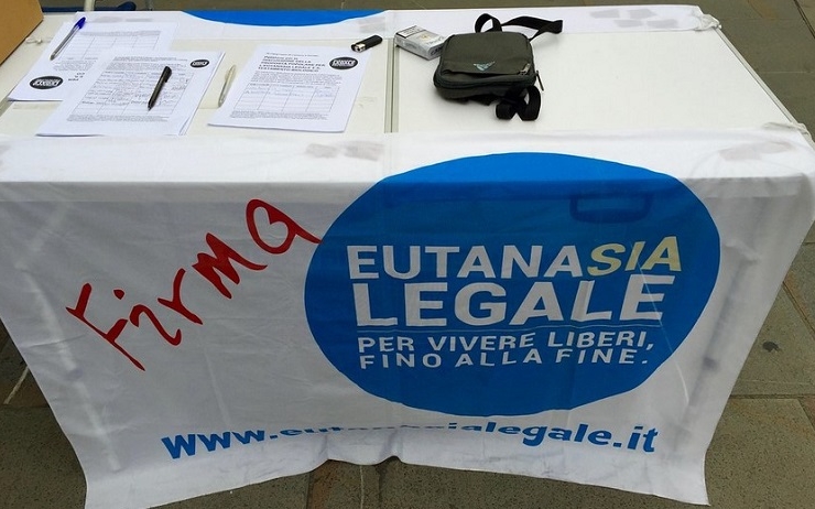 une banderole en faveur d'une pétition pour l'euthanasie en Italie