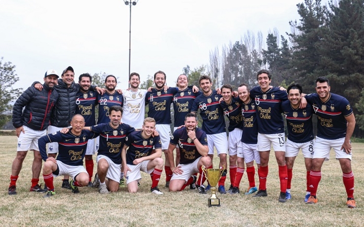 l'equipe de france de football du chili poser devant la coupe de la liga de naciones