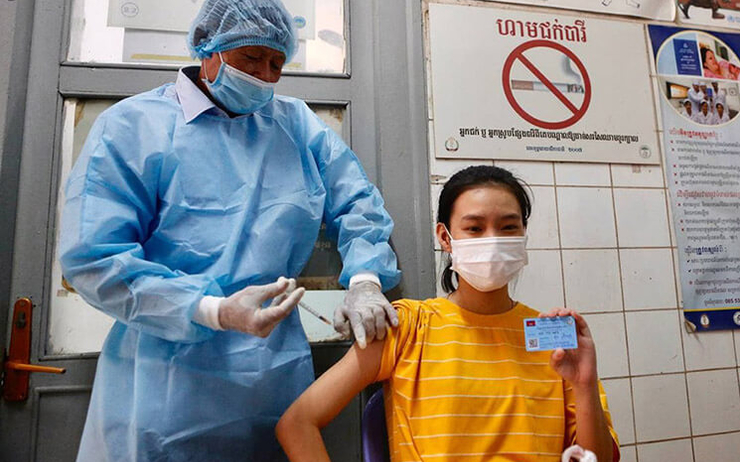 jeune cambodgienne se faisant vaccinée Photo AKP Lanh Visal &amp; Ok Sokkhoeun