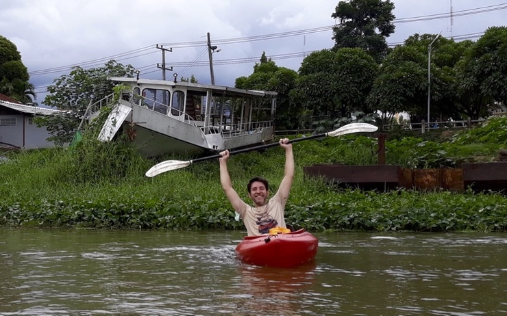 Un Francais fait du kayak sur la riviere Ping a Chiang Mai