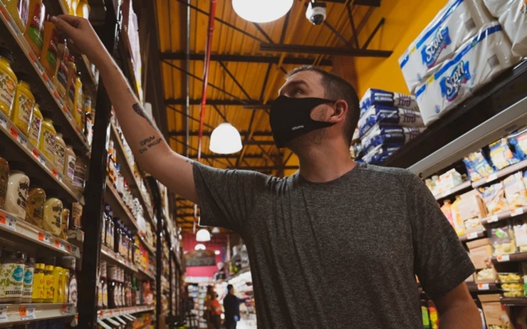 personne portant un masque dans un supermarché