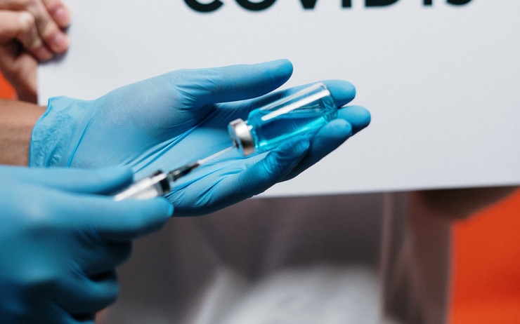 Un médecin roumain tient un vaccin contre le Covid-19