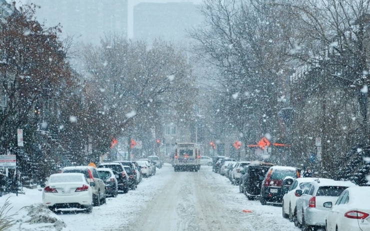 Une rue de Montréal, au Canada, sous la neige