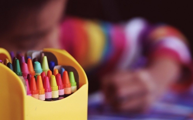 crayons de couleur dans un pot à l'école
