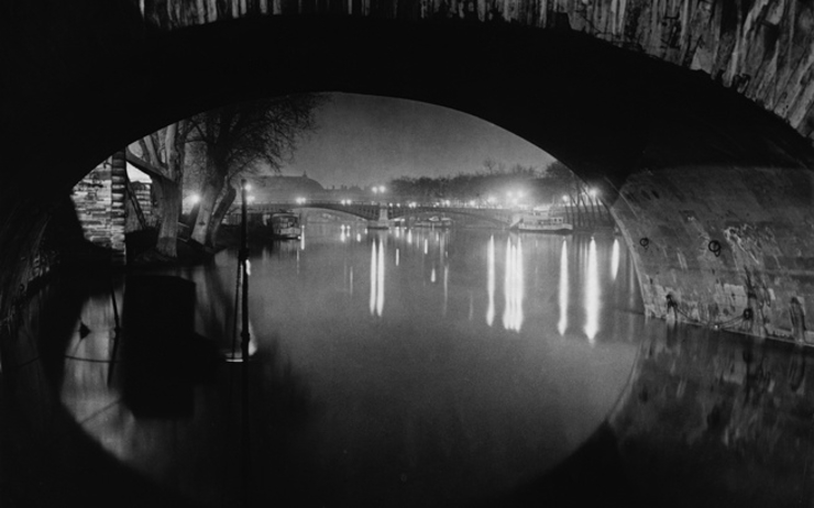 Photo de  Brassaï (1899-1984). La passerelle de Solférino vue à travers du Pont Royal. París, 1931. Estate Brassaï Succession, Paris © Estate Brassaï Succession-Philippe Ribeyrolles.