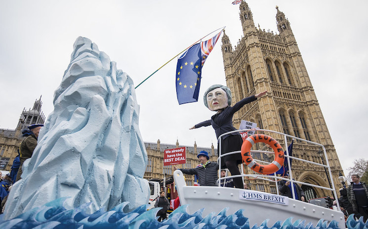 Une création dénonçant le Brexit avec l'effigie de Theresa May pendant une manifestation