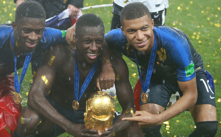 Benjamin Mendy vainqueur de la Coupe du Monde 2018, accompagné de Kylian Mbappé et Ousmane Dembélé