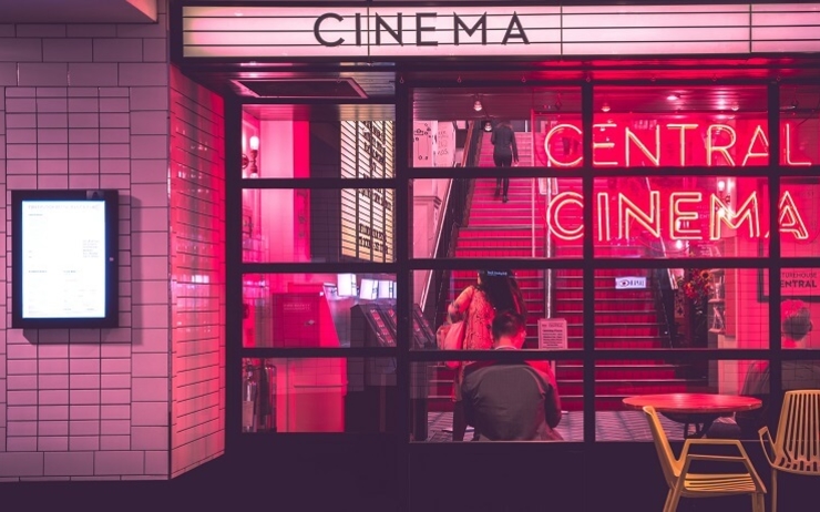 Une devanture de cinéma avec des lumières rouge