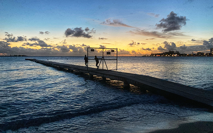 Le coucher de soleil sur l'anse vata à Nouméa en Nouvelle-Calédonie 