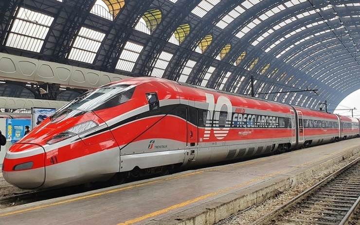 le train à grande vitesse rouge Frecciarossa en gare 