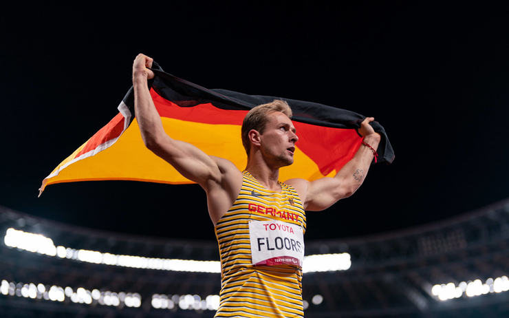 Johannes Floors aux JO Paralympiques de Tokio avec le drapeau allemand