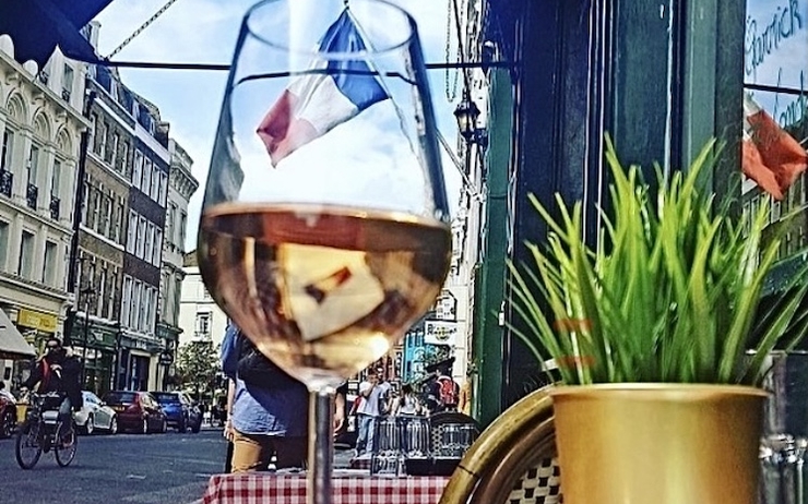 La belle terrasse du restaurant Le Garrick à londres avec un verre de rosé posé sur la table 