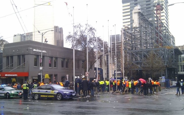 Manifestants et police dans les rues de Melbourne