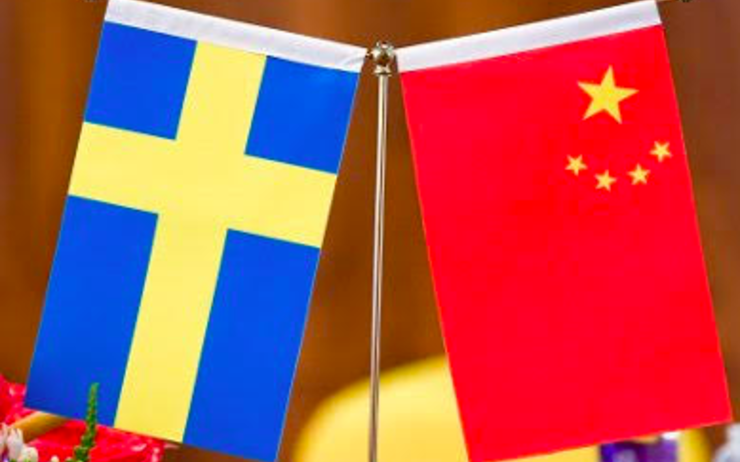 drapeaux suédois et chinois