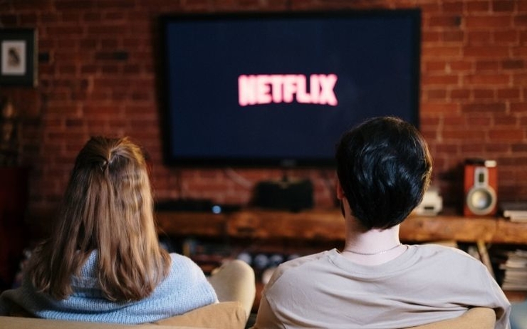 Deux personnes regardant des séries francophones sur Netflix