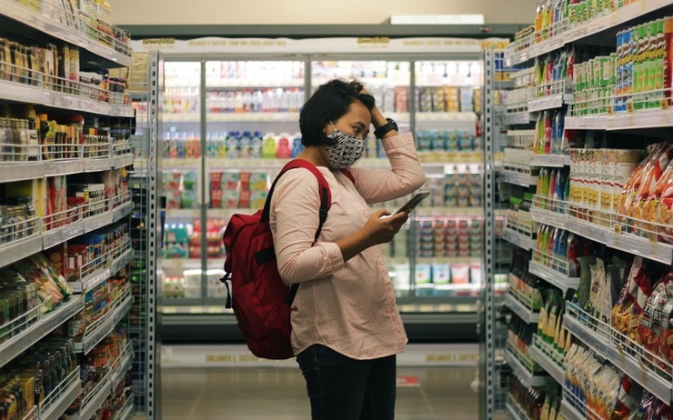 une femme fait ses courses dans un supermarché en Espagne