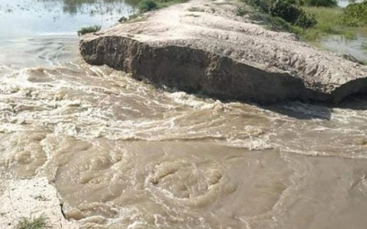 La digue effondrée de Pintin, en Birmanie, laisse passer des flots boueux