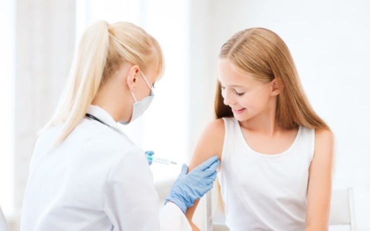 infirmière vaccinant un enfant contre la Covid-19