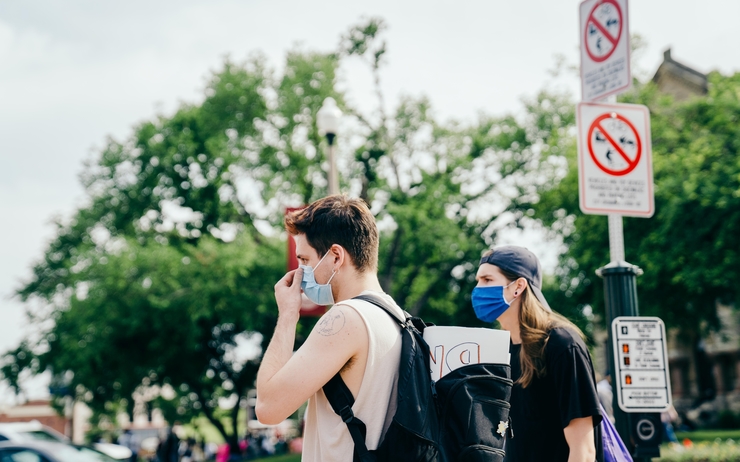 Des personnes portant un masque dans la rue