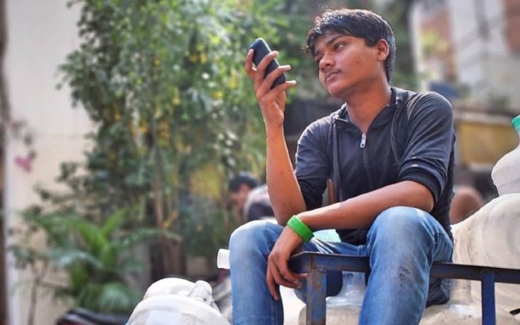 jeune indien avec telephone mobile