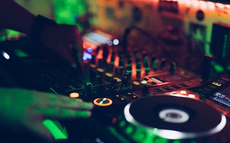 La platine d'un DJ en train de jouer dans un club de Londres