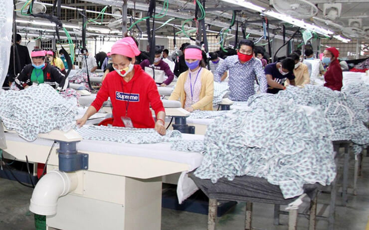 ouvrier dans une usine textile cambodgienne 2