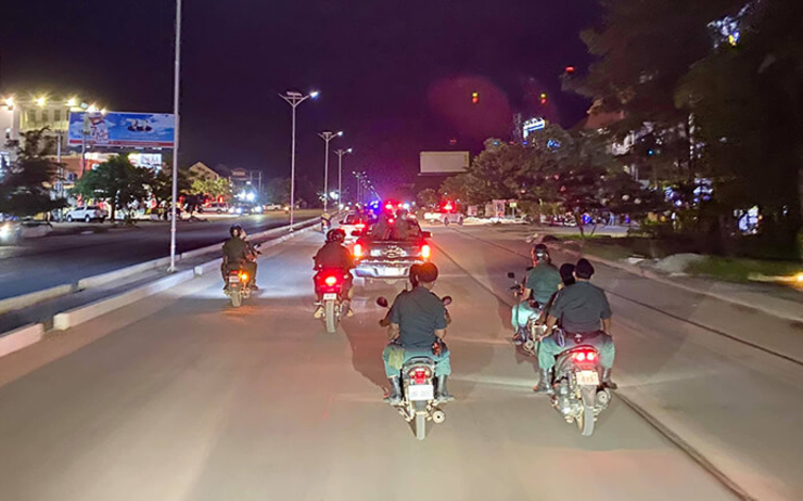 Patrouille nocturne de police dans Siem Reap Confinée
