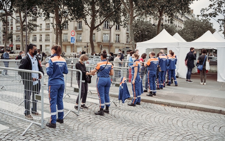 La protection civile vérifiant le passe sanitaire, à Paris
