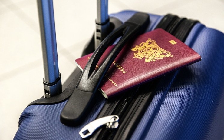 un passeport français sur une valise 