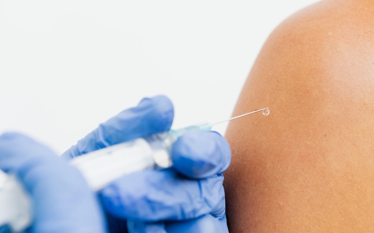 La Roumanie commence à administrer la troisième dose du vaccin