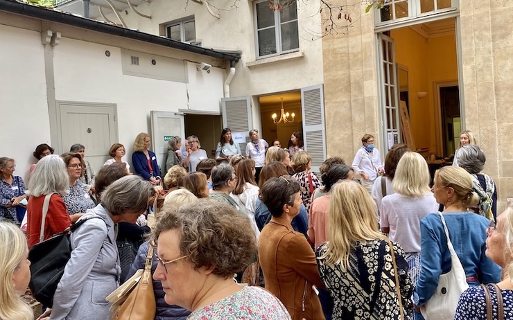 Rassemblement de personnes pour le Café de rentrée de France Retour Accueil