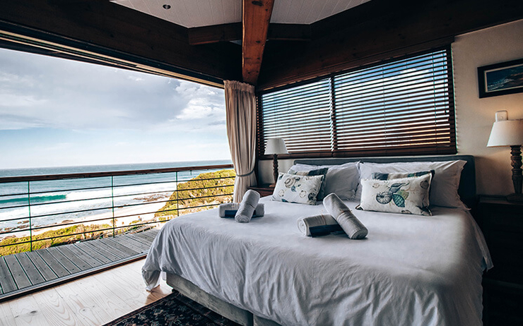 wade-momberg-Chambre d'hotel avec vue sur la mer