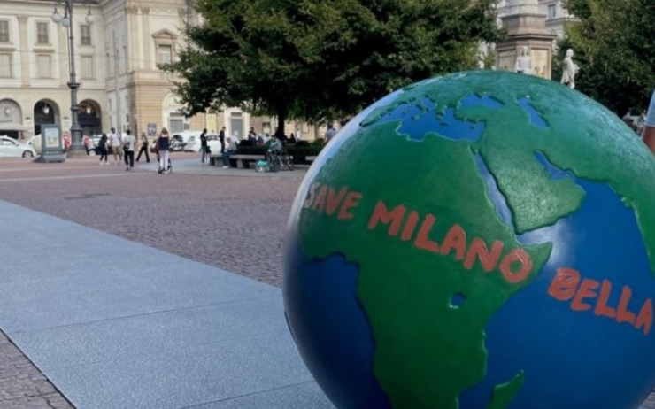 Sculpture représentant la planète Terre dans une rue de Milan
