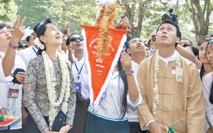 Daw Aung San Suu Kyi et U Phyo Min Thein côte à côte lors d'une cérémonie