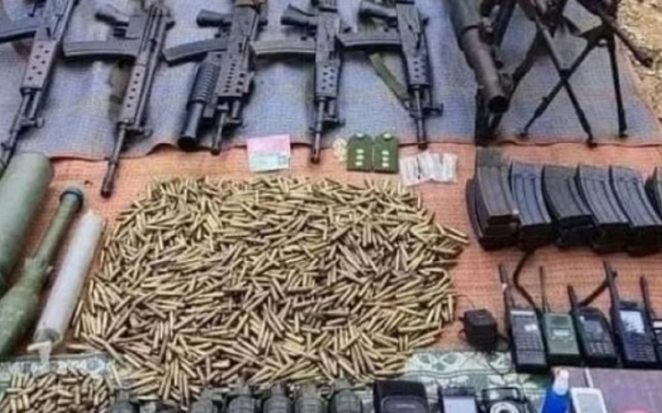 Des armes exposées par la police en Birmanie