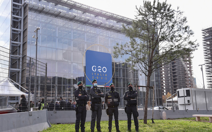 Des policiers devant le palais des congrès de Rome pour le G20