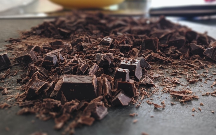 Du chocolat déposé sur une table