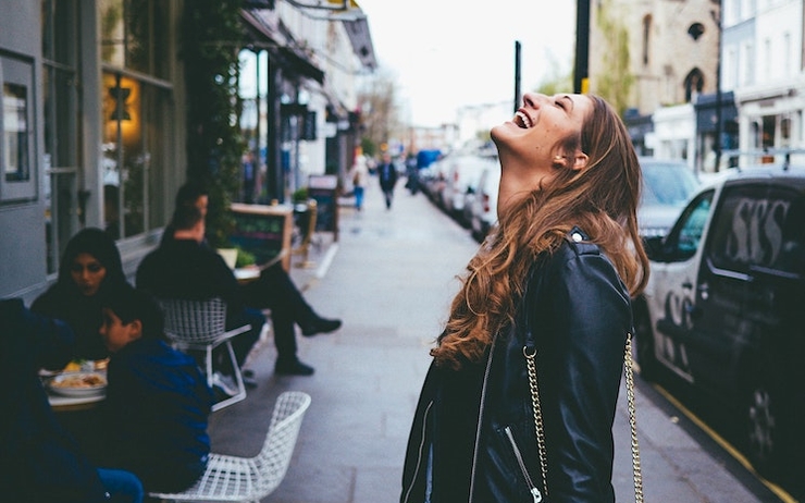 Femme heureuse en perfecto dans les rues de Londres