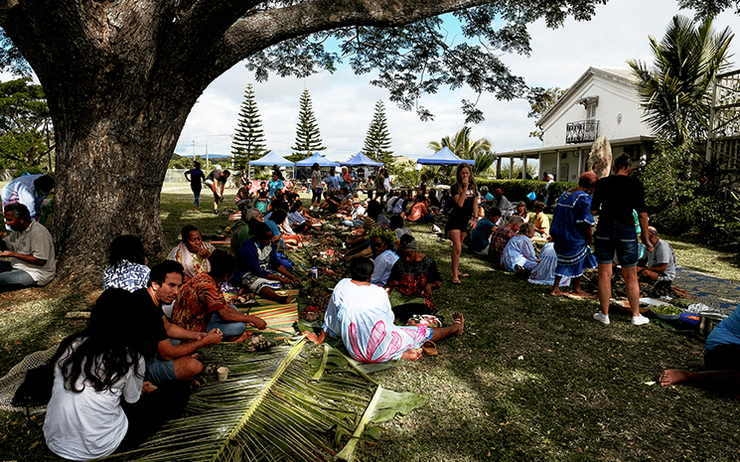 Partage de l'igname nourricière au Centre Culturel de Pomémie en Nouvelle-Calédonie 