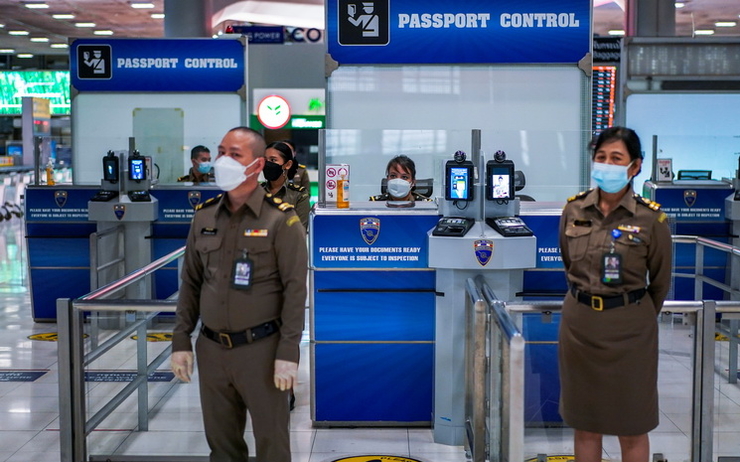 Des policiers de l'Immigration a l'aeroport de Bangkok