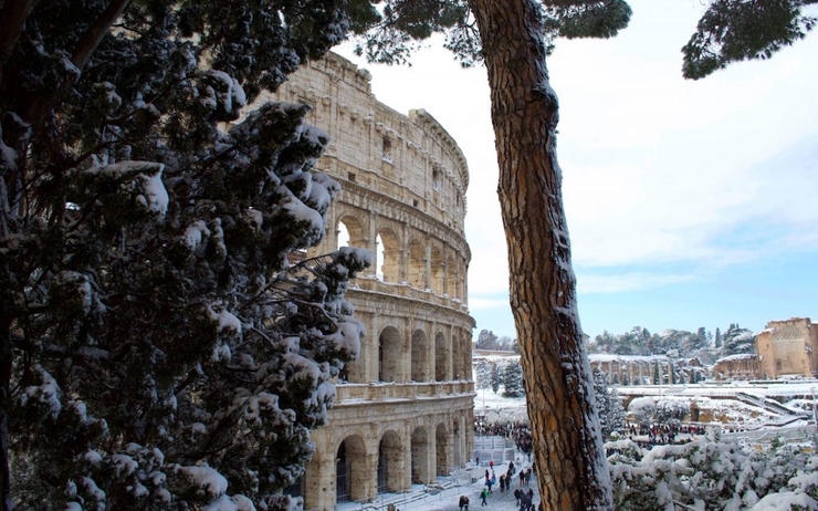 Le Colisée de Rome sous la neige