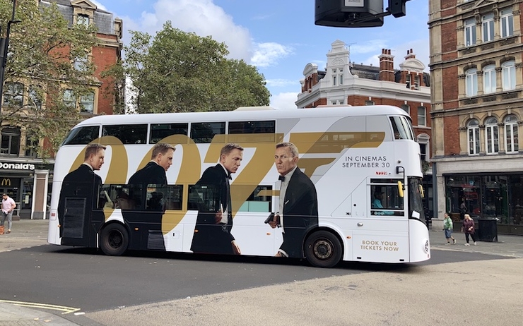 No time to die : un bus qui fait la promotion du nouveau James Bond à Londres