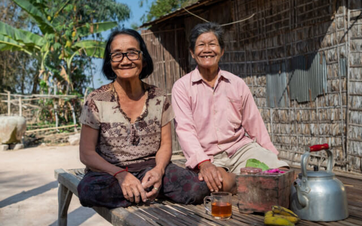 Couple de vielles femmes cambodgiennes.