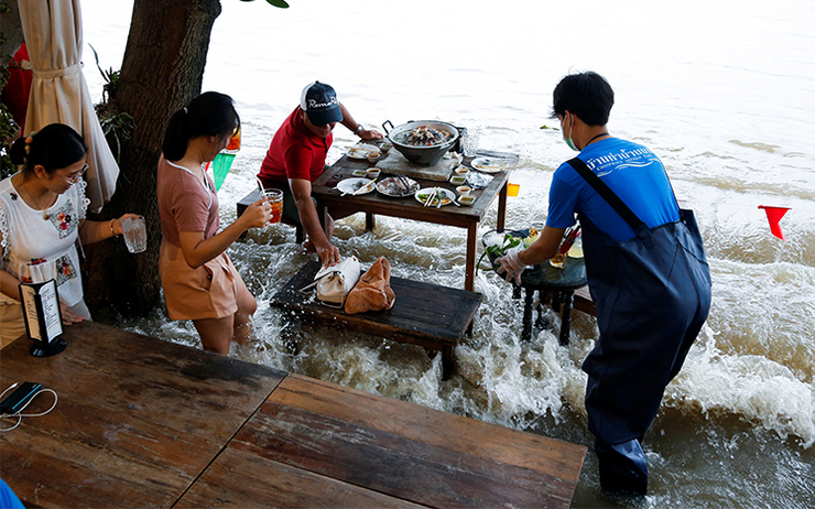 Un restaurant de Bangkok tire parti des inondations en Thailande