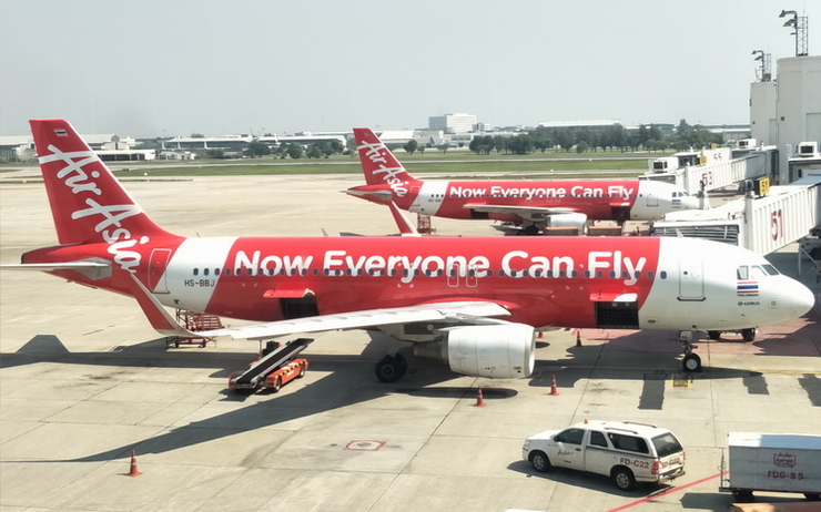 Des avions de la compagnie Air Asia sur le tarmac de l'aeroport Don Muang de Bangkok