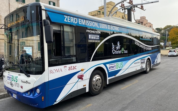 Un bus électrique dans la ville de Rome