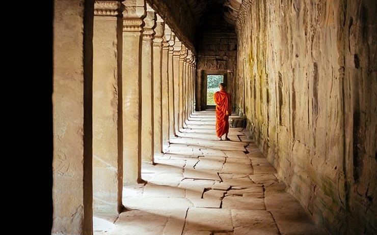 alexander-Un moine déambulant dans les galeries d'Angkor