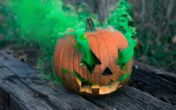 Citrouille d'Halloween endiablée et ses fumigènes verts. 