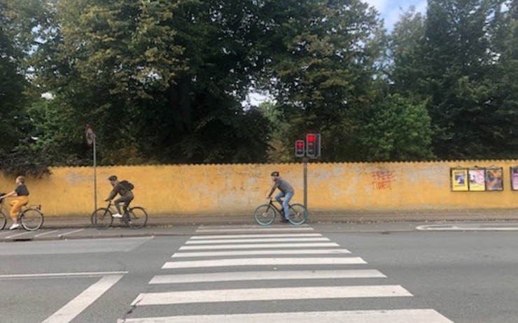 des cyclistes à Nørrebro près du cimetière Assistens