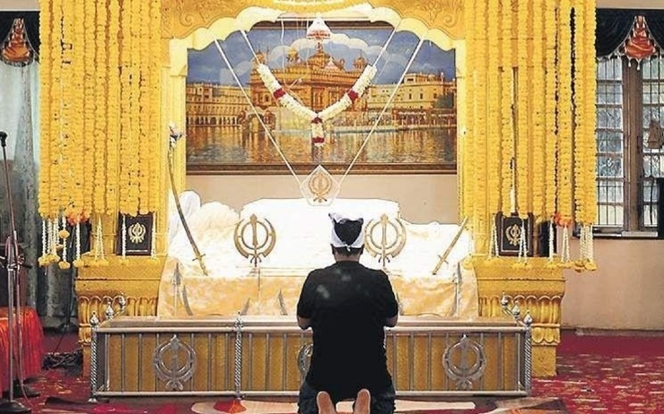le gurdwara sikh de chennai - Prosternation devant le livre sacré